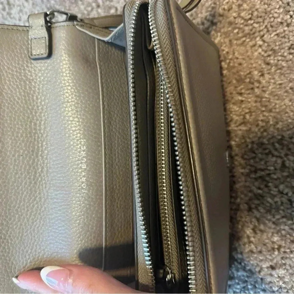 Tory Burch Thea flat crossbody - Picture 9 of 11